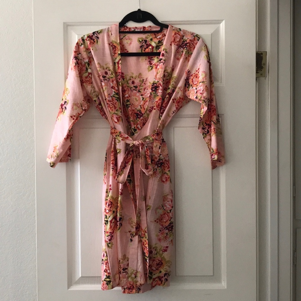 Gorgeous floral pink robe (one size)
